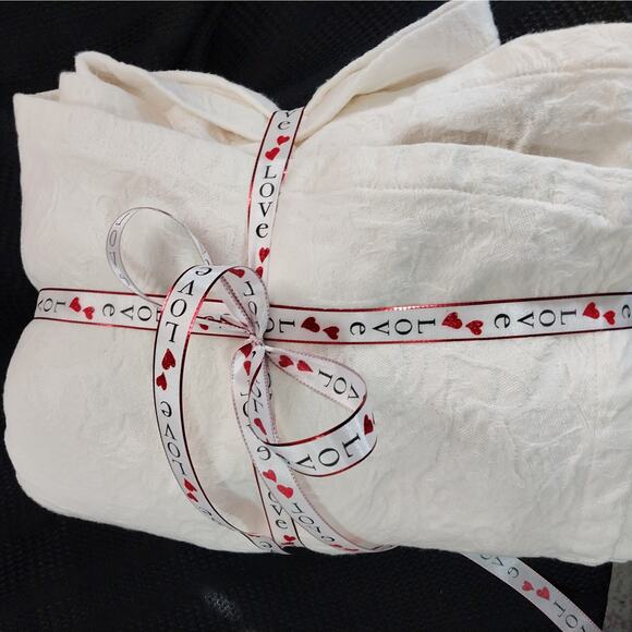 CRATE & BARREL! 100% COTTON CREAM ON CREAM ABSTRACT FLORAL TEXTURE TABLECLOTH! - Picture 2 of 12